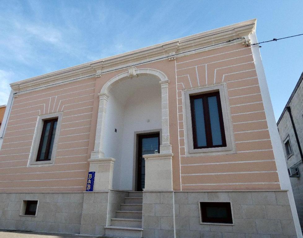 budynek z łukiem na boku w obiekcie B&B La Piazzetta w mieście Fragagnano
