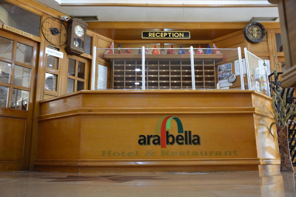 un hotel y restaurante con un cartel de hotel y restaurante en Arabella Hotel en Kičevo