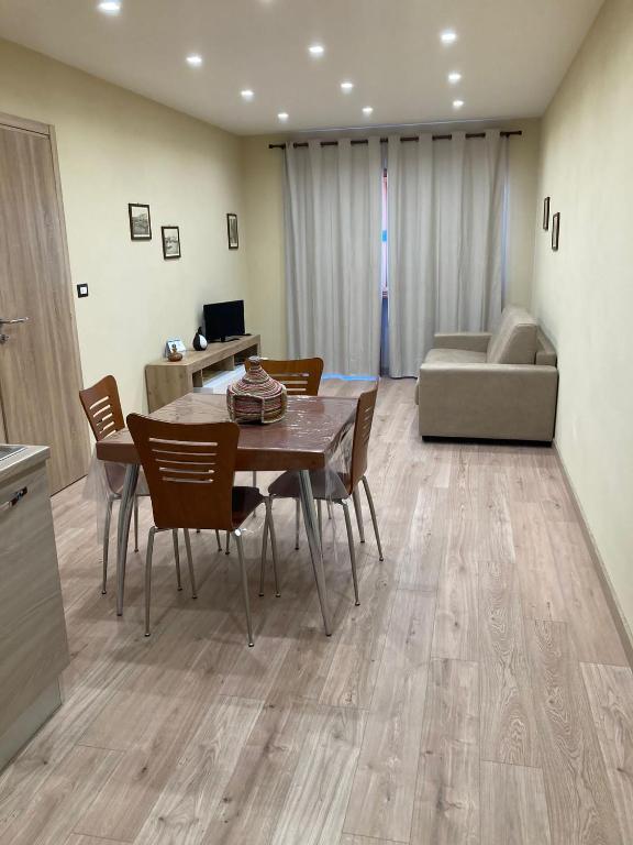 a living room with a table and chairs and a couch at Appartamento tra le montagne in Pescocostanzo