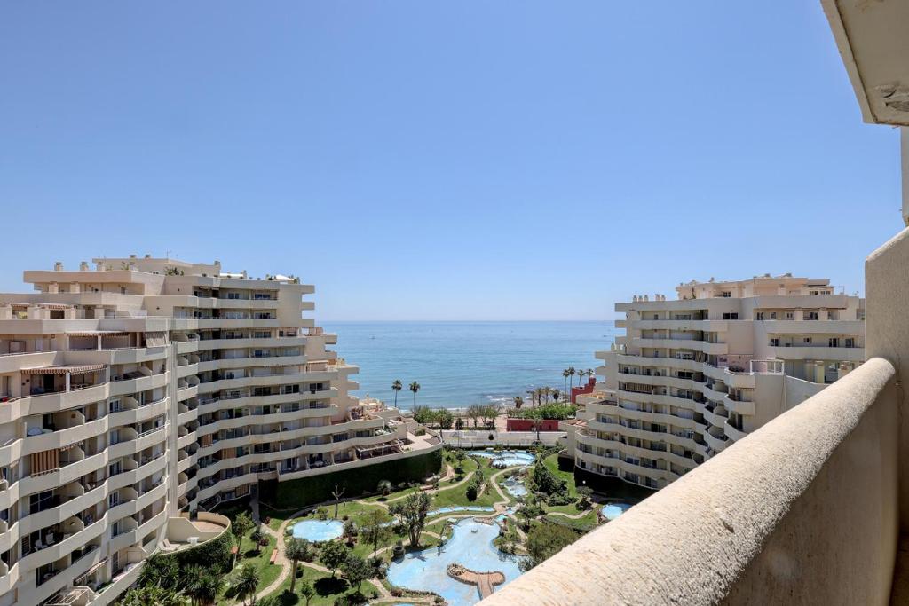 een balkon met uitzicht op de oceaan bij 095 - Bright & Comfortable Holiday Apartment With Water Park & Sea Views in Benalmádena