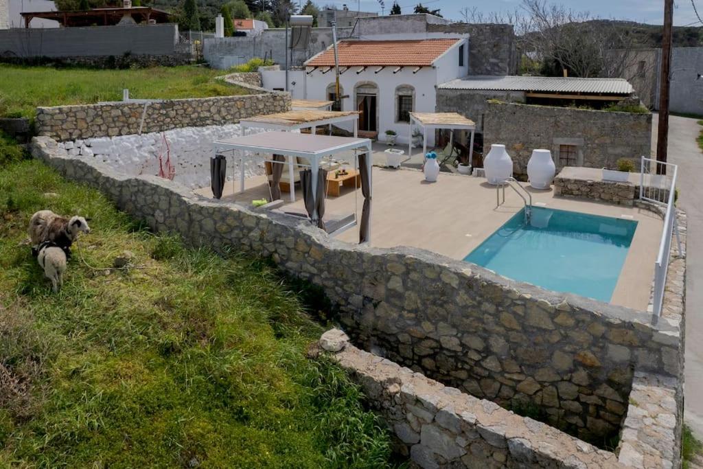 Bazén v ubytování Tranditional Stone House nebo v jeho okolí