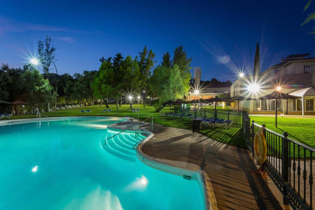 uma piscina à noite com luzes em Crisol Jardines de Córdoba em Córdoba
