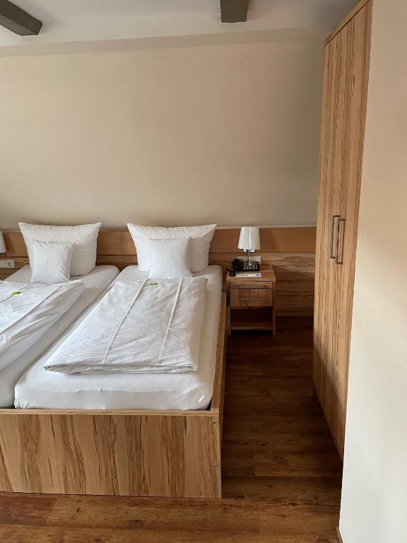 Postel nebo postele na pokoji v ubytování GDA Hotel Schwiecheldthaus