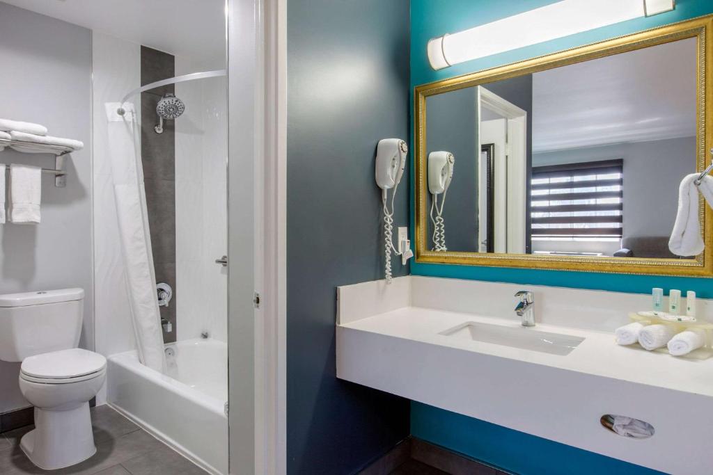 Quality Inn Near Hollywood Walk of Fame - Suite, 1 King Bed With Sofa, Balcony, Non Smoking