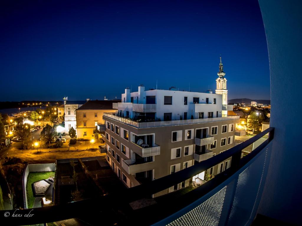 een uitzicht op een stad in de nacht met een gebouw bij Rooftop Tulln operated by revLIVING in Tulln