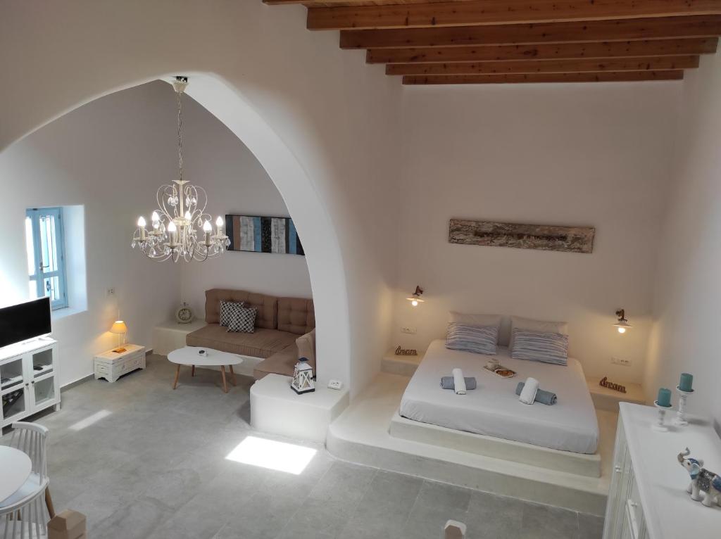 A bed or beds in a room at Traditional Luxury House