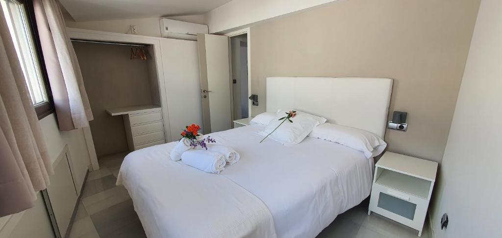 Postel nebo postele na pokoji v ubytování Apartamentos Torre de la Mezquita