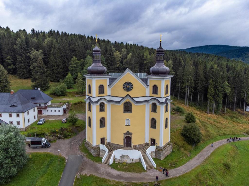 una vista aérea de una iglesia en una colina en U Proroka, en Bartošovice v Orlických Horách