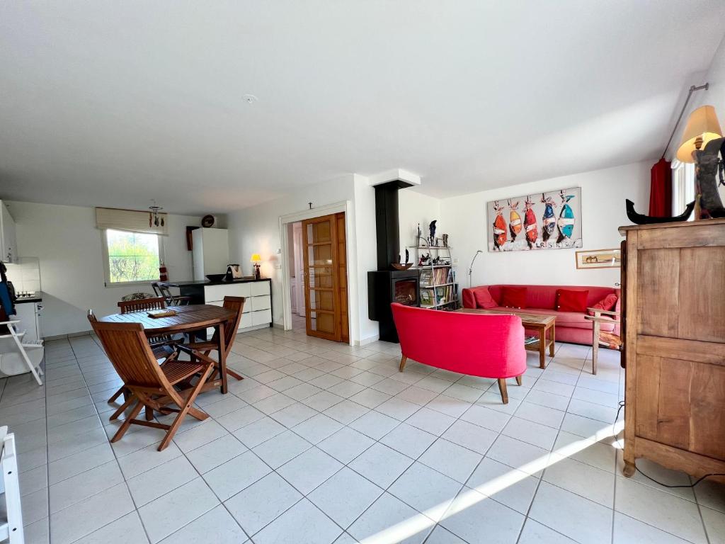 sala de estar con mesa y sillas rojas en COC - Les Muriades, en Wissant