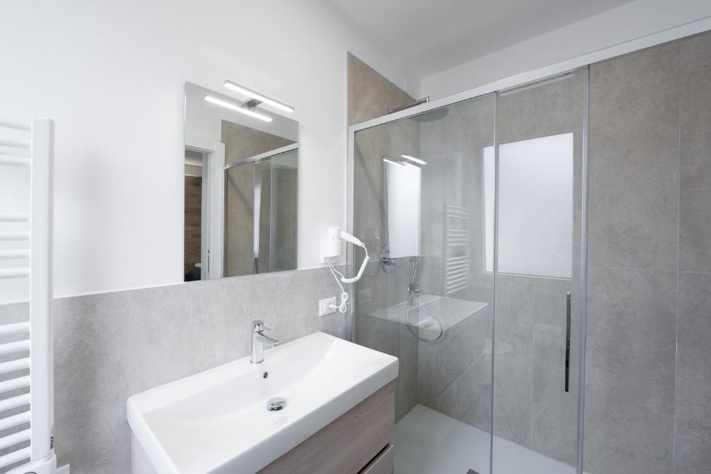 a white bathroom with a sink and a shower at Boutique Hotel Nuovo Cason in Cavallino-Treporti