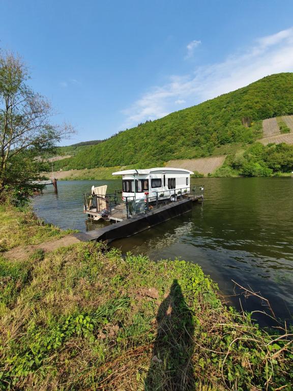 a house on a dock on a river at Hausboot Mosel in Pölich