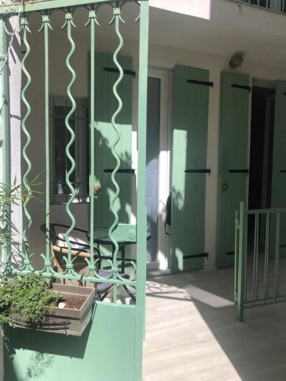 Vieil Antibes, ravissant 2p avec petite terrasse