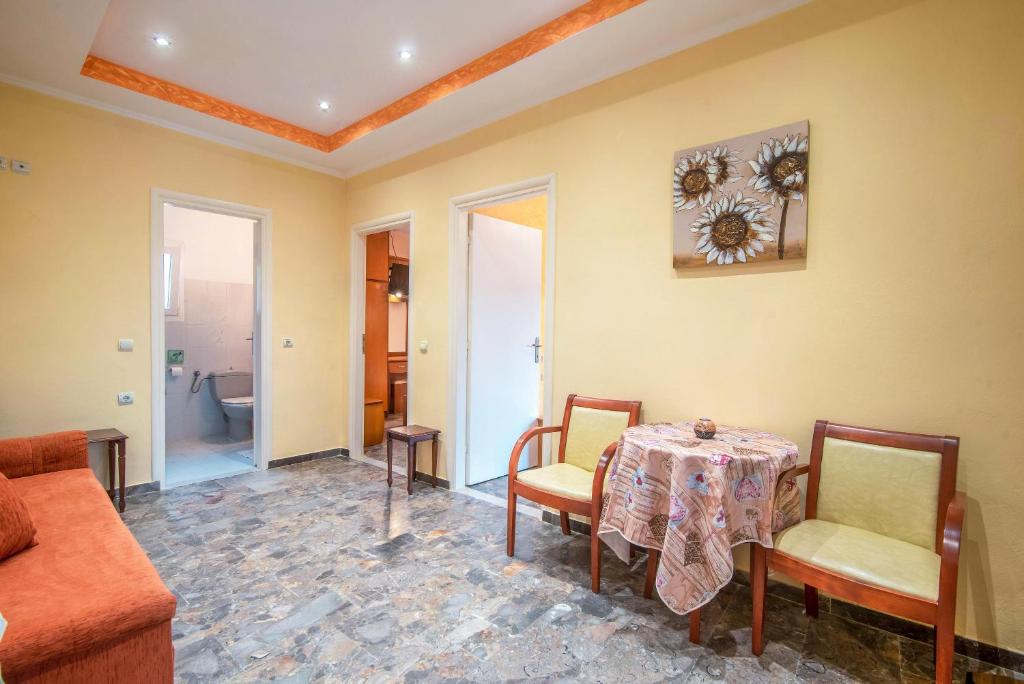 A seating area at Bozikis Apartments