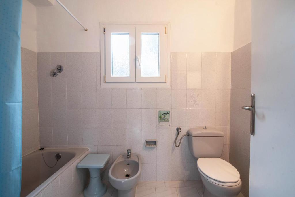 A bathroom at Bozikis Apartments
