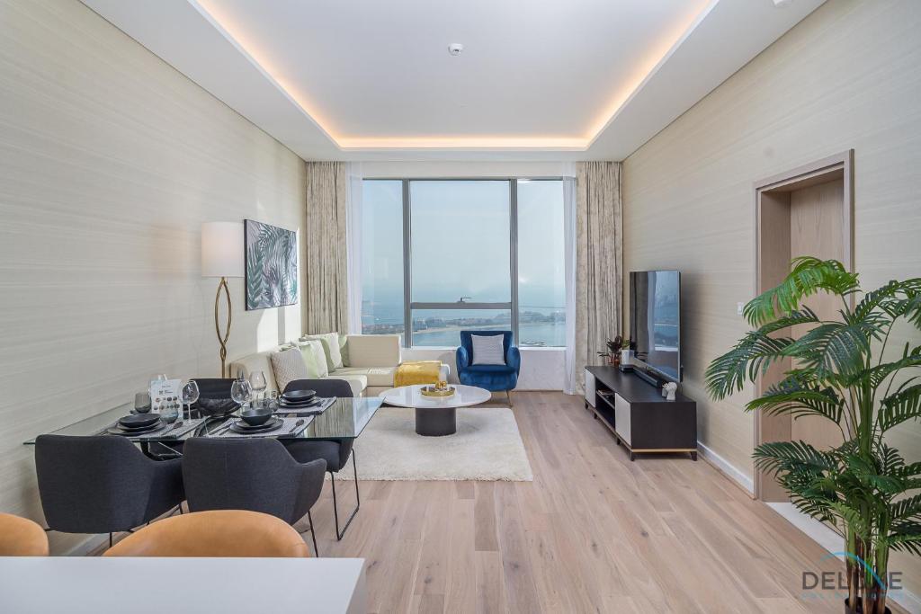 Posezení v ubytování Sleek 1BR at The Palm Tower Palm Jumeirah by Deluxe Holiday Homes