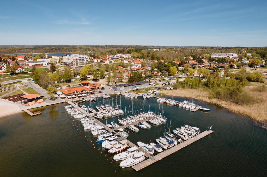 una vista aérea de un puerto deportivo con barcos en el agua en Przystań Wilkasy, en Wilkasy