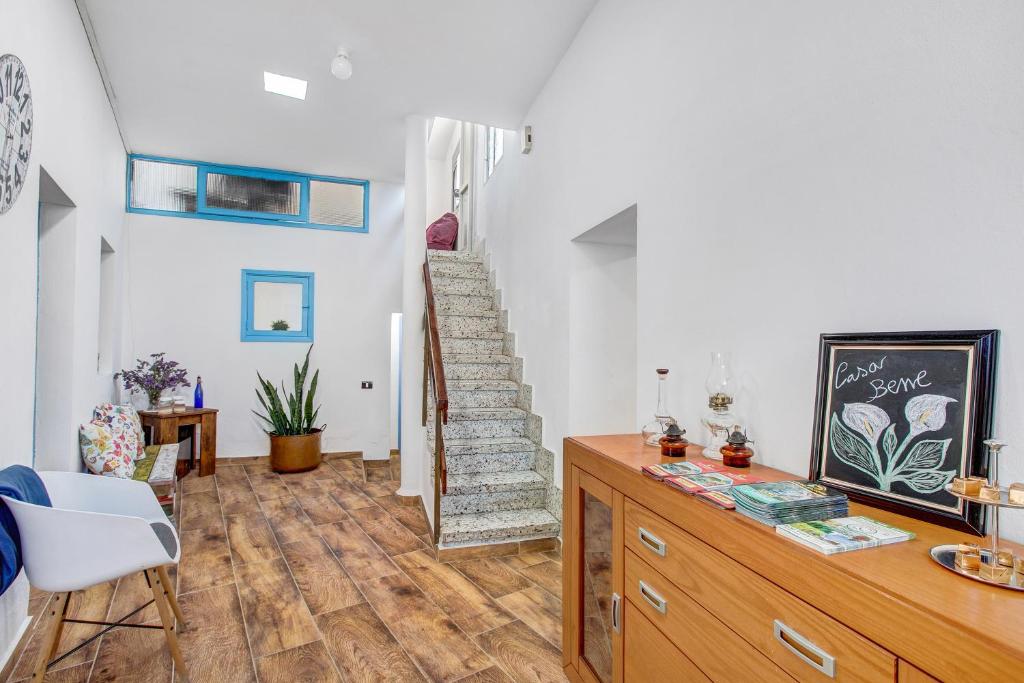 een woonkamer met een trap en een houten vloer bij Casa Bene in Güimar