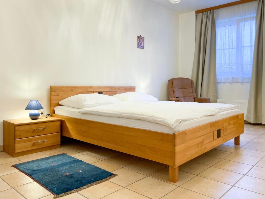 Un pat sau paturi într-o cameră la Weinhauer Brustbauers Stöckl (Weingut, Heuriger, Ferienwohnungen)