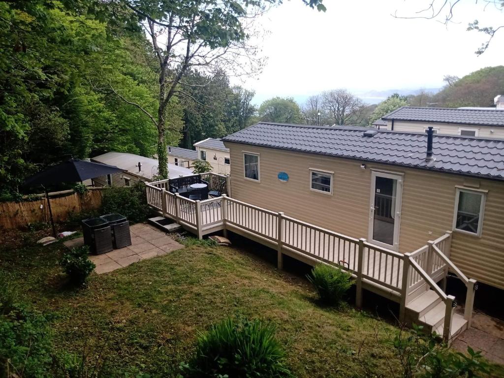 Ce mobile home dispose d'une terrasse couverte. dans l'établissement Glade 34, à Bideford