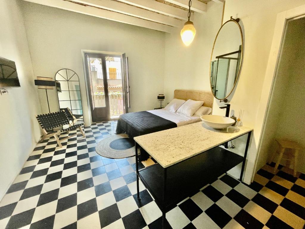 Santa Magdalena de Pulpis的住宿－La Casa del Carrer Major，一间卧室配有床、镜子和水槽