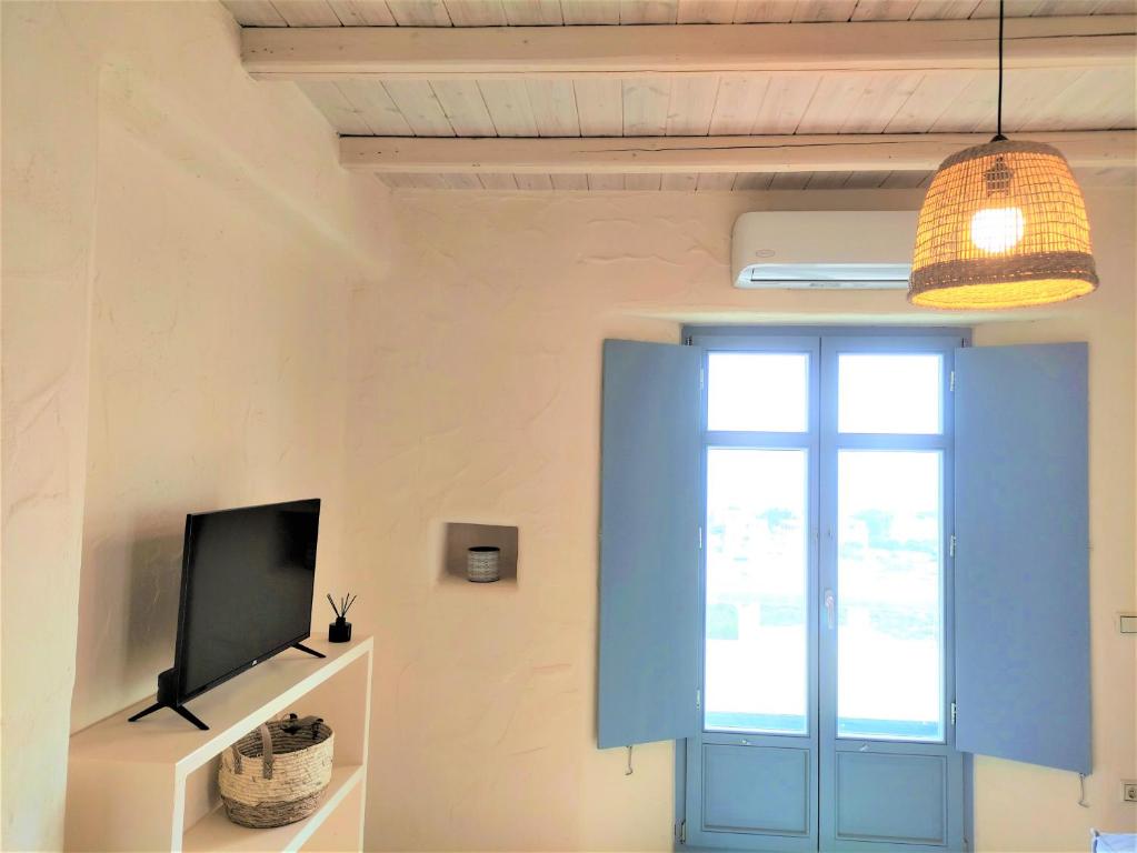 TV a/nebo společenská místnost v ubytování Mosaic Suites