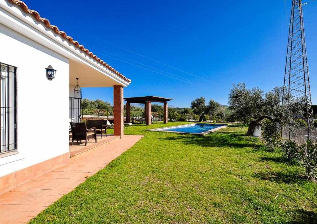 Bazén v ubytování Paredones Casa Rural Caminito del Rey nebo v jeho okolí