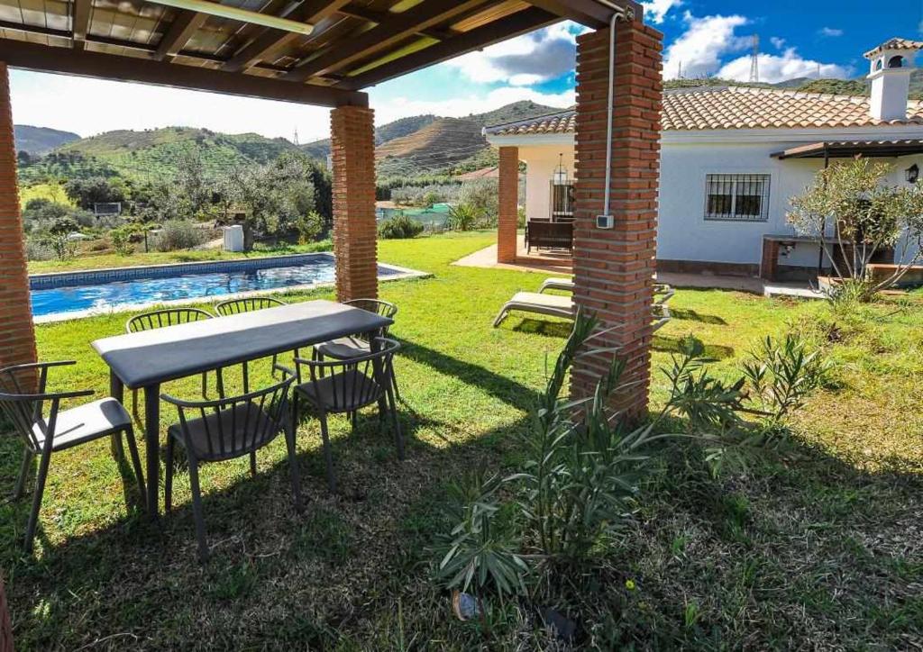 Bazén v ubytování Paredones Casa Rural Caminito del Rey nebo v jeho okolí