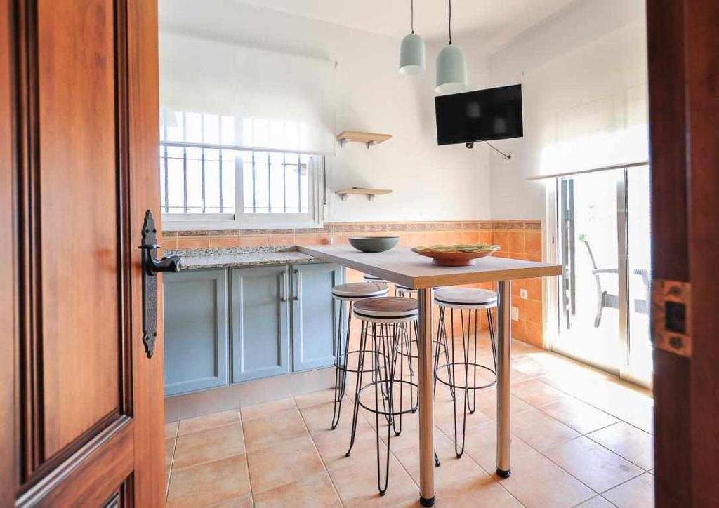 Kuchyň nebo kuchyňský kout v ubytování Paredones Casa Rural Caminito del Rey