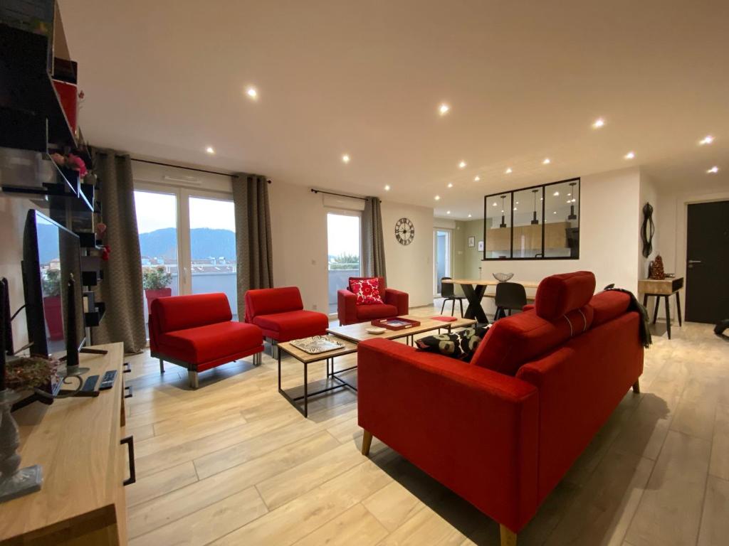 een woonkamer met rode stoelen en een rode bank bij L'Escampette, superbe appartement avec terrasse in Gérardmer