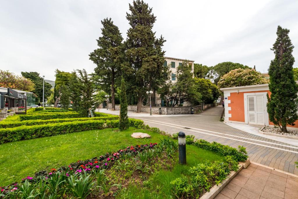 Vonkajšia záhrada v ubytovaní Apartment Promenade