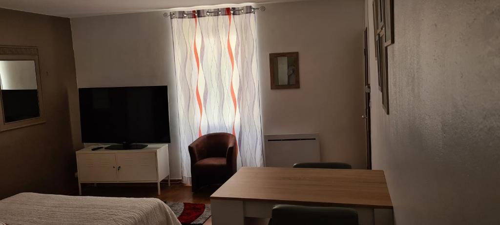 TV a/nebo společenská místnost v ubytování Auberge de Baudinard sur Verdon