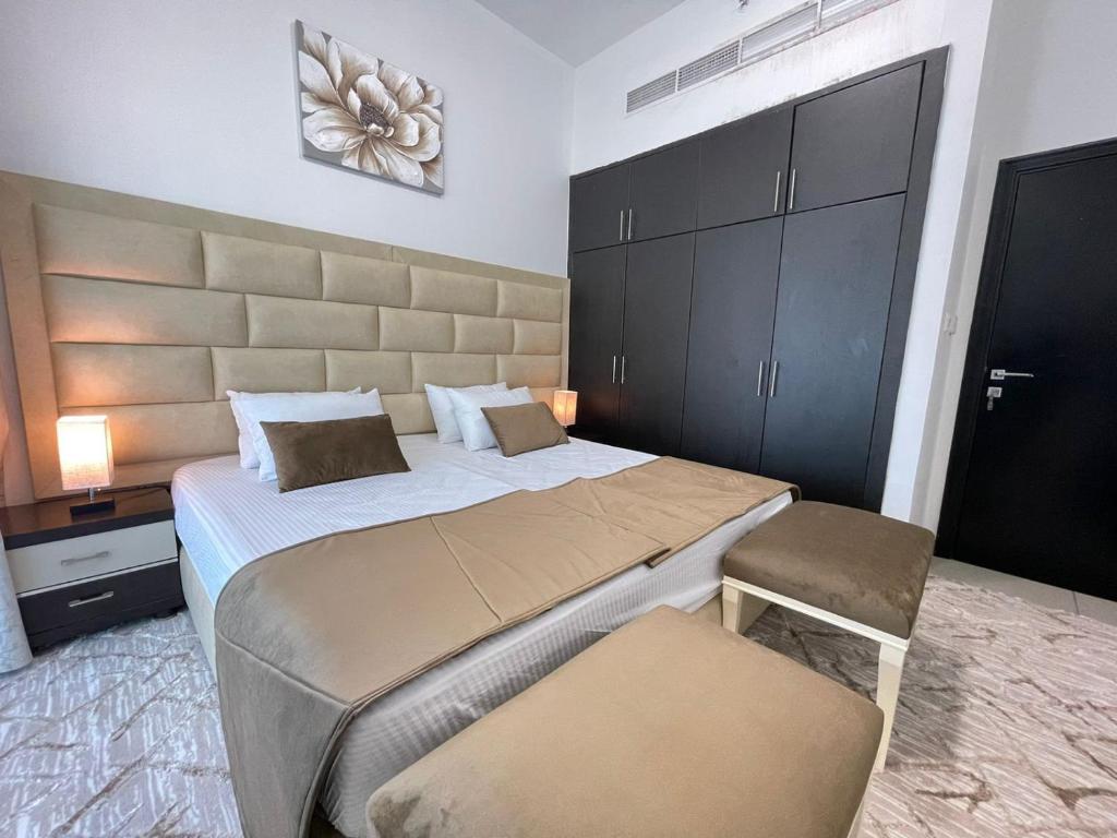 Private gorgeous Room with Marina view with Shared Kitchen in Shared Apartment - King Room With Lake View