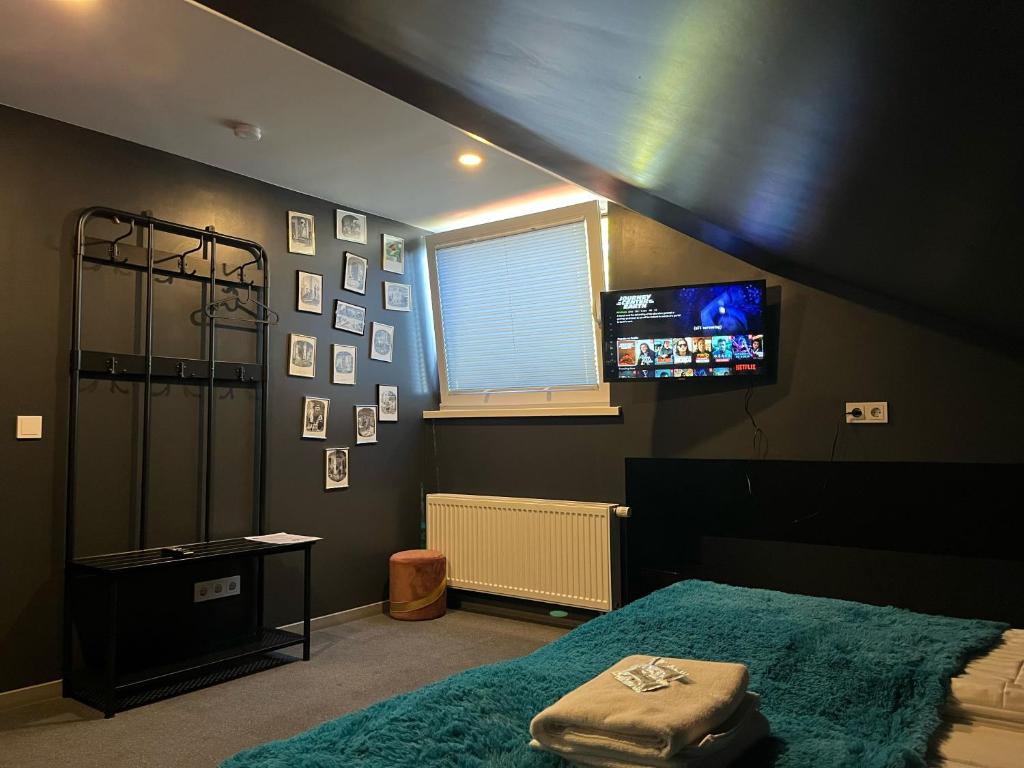 Very Bad Hootel - Economy Double Or Twin Room - Adams Family
