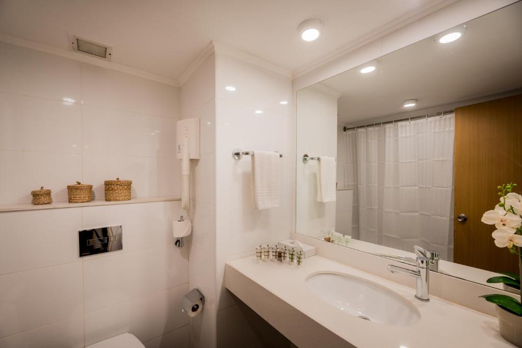 Koupelna v ubytování C Hotel Neve Ilan