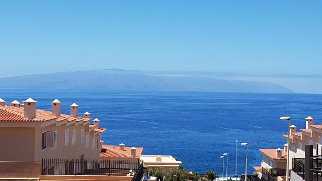una vista dell'oceano dai tetti degli edifici di VILLA LORA Modern & New townhouse 2 Bedroom a Puerto de Santiago
