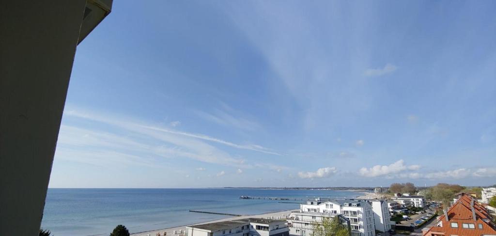 a view of the ocean from a building at Vier Jahreszeiten 4JZ Haus 1 Whg 71 in Großenbrode