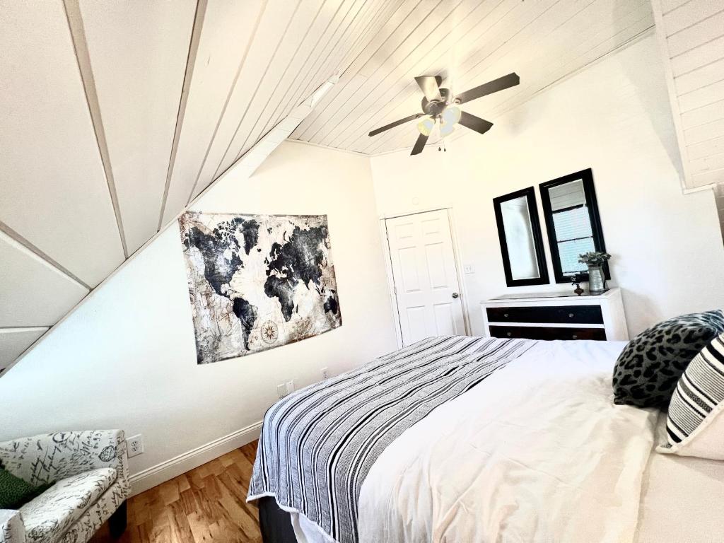 een slaapkamer met een bed en een plafondventilator bij Getaway Oasis w/Huge Deck + pool/spa - lake conroe in Willis