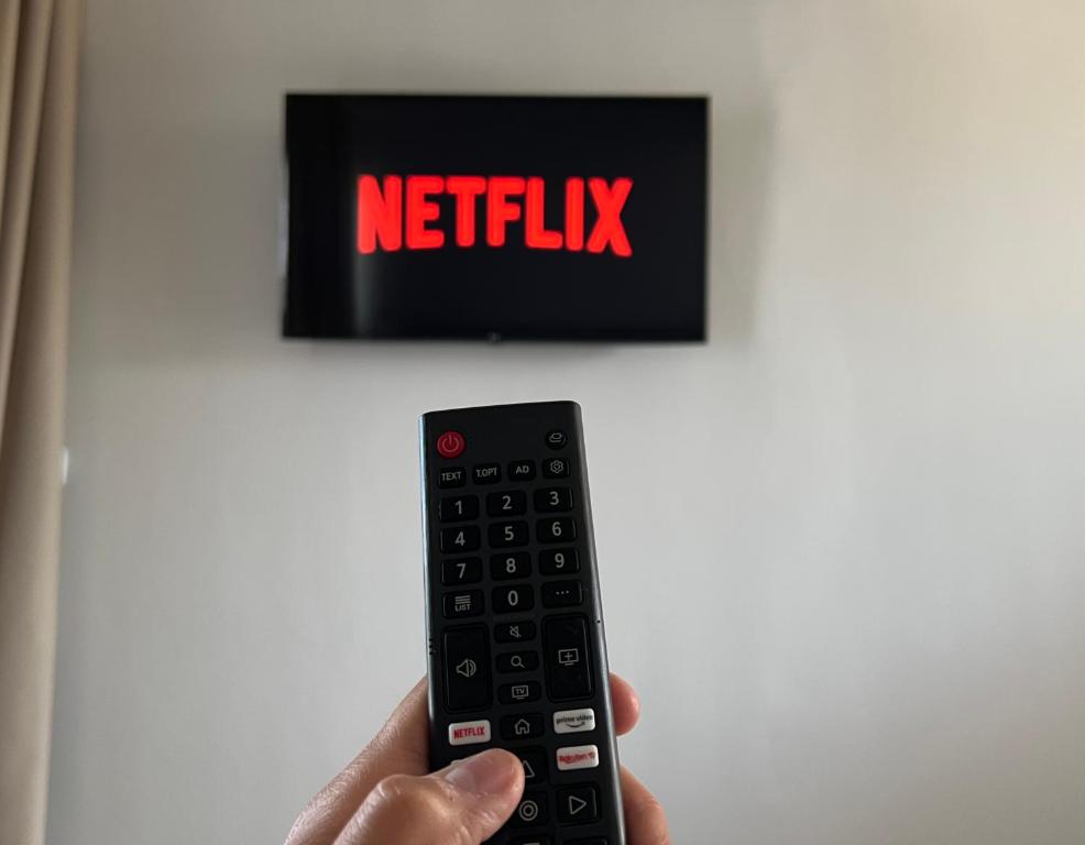 Televízia a/alebo spoločenská miestnosť v ubytovaní Sithon Diamond Suites