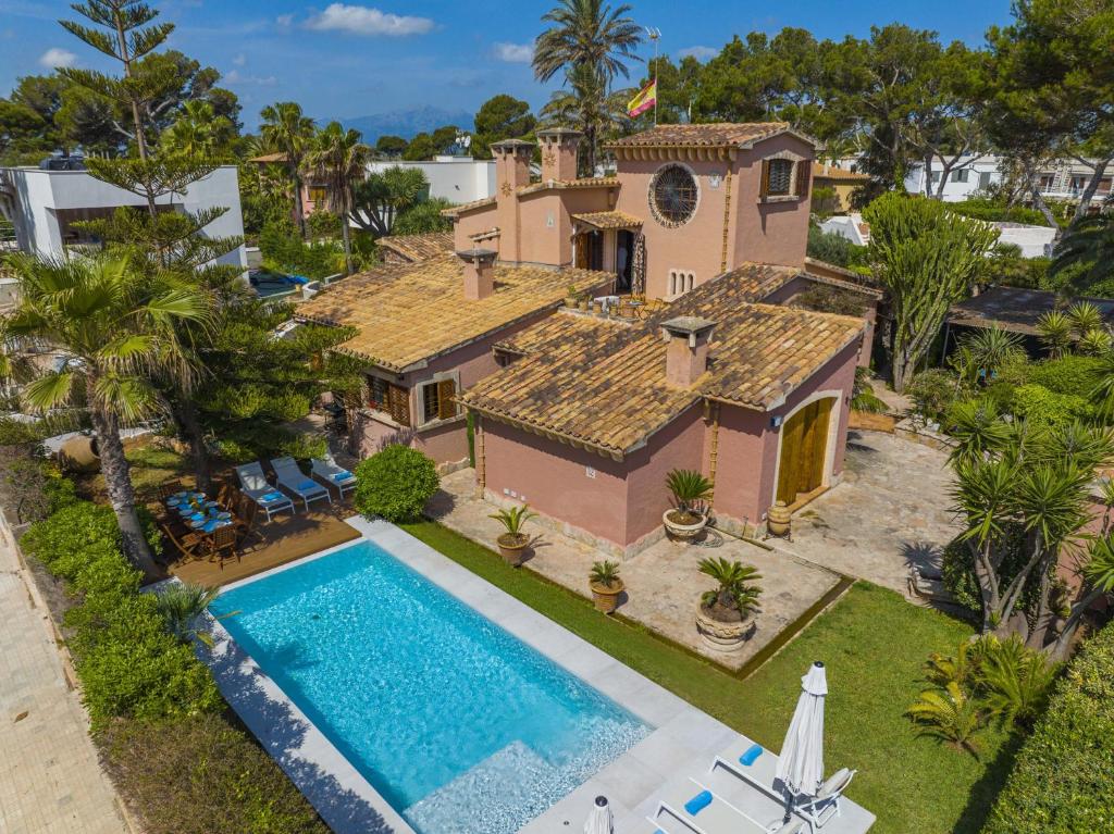 widok z lotu ptaka na dom z basenem w obiekcie Villa Plomer Serra w Playa de Muro