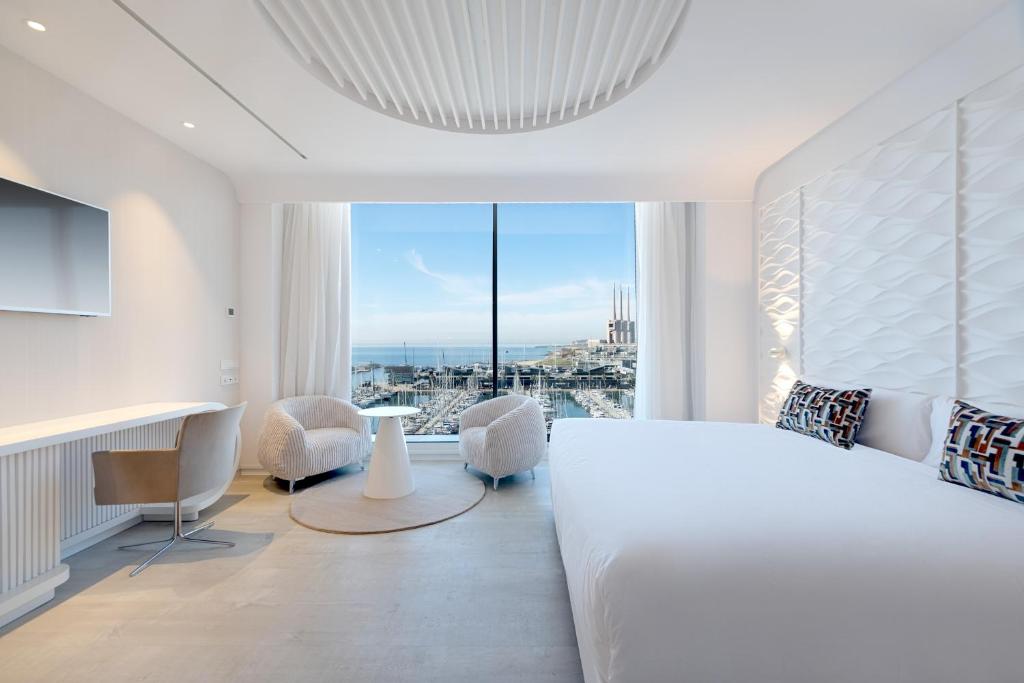 Postel nebo postele na pokoji v ubytování Hotel Marina Badalona