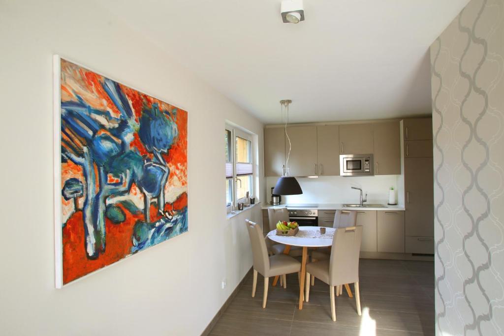 uma cozinha e sala de jantar com um quadro na parede em "Strandhus Fink" em Dierhagen