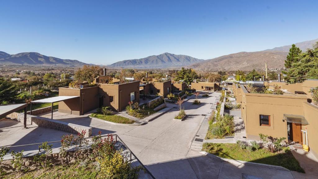 uma vista para uma cidade com montanhas ao fundo em La Madrina Apart Hotel em Tafí del Valle