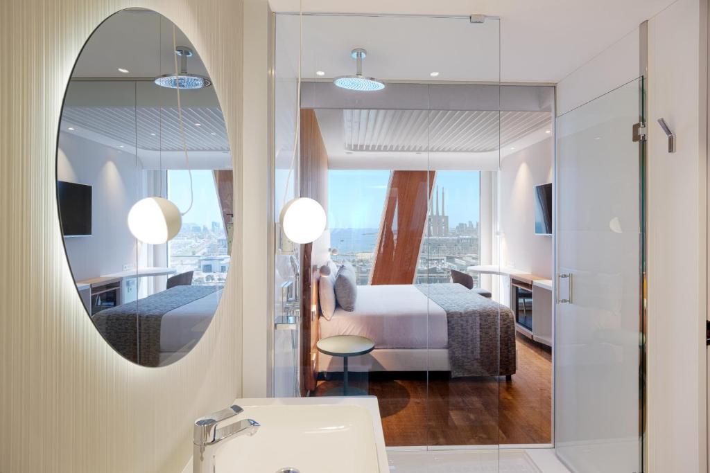 Postel nebo postele na pokoji v ubytování Hotel Marina Badalona