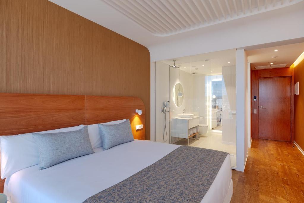 Postel nebo postele na pokoji v ubytování Hotel Marina Badalona