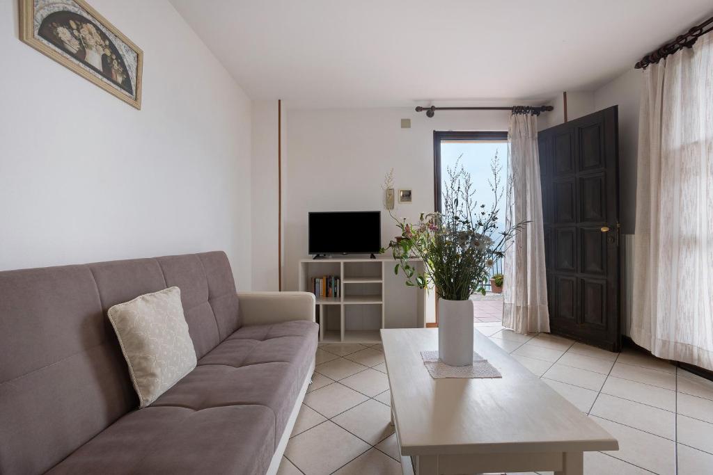 A television and/or entertainment centre at Stella del Garda 2 con terrazza