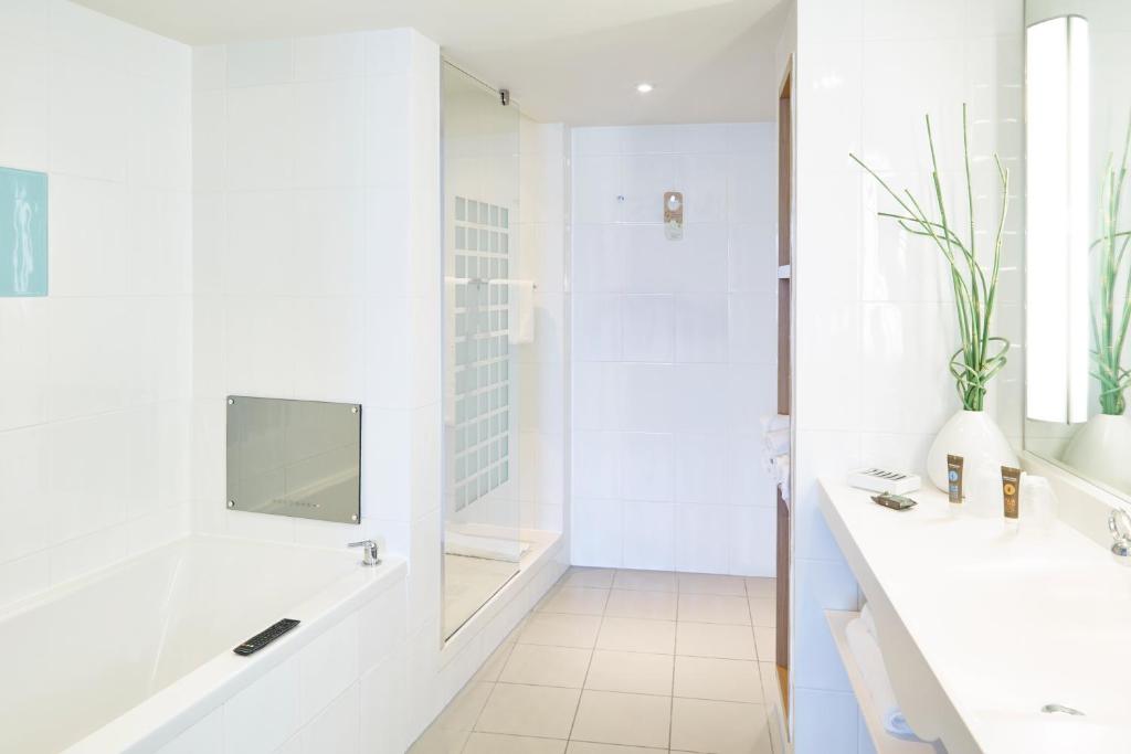 
Executive Room with King Size Bed and Single Sofa Bed
