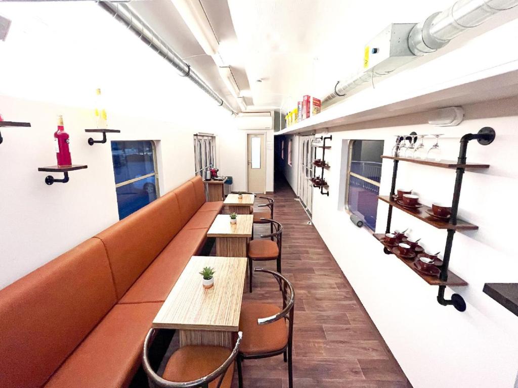 una fila de mesas y sillas en un restaurante en Übernachten im nostalgischen Bahnwaggon, en Bogen