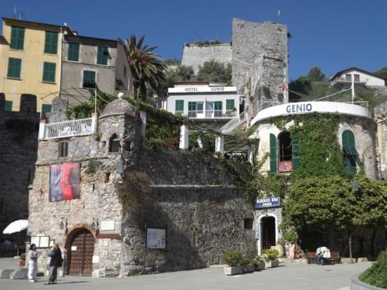 un vecchio edificio in pietra con l'edera che cresce sopra. di Albergo Genio a Portovenere