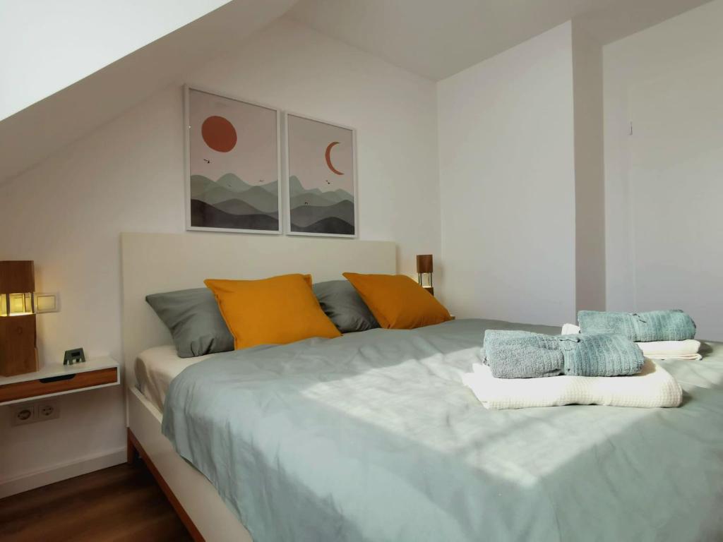 ein Schlafzimmer mit einem großen Bett mit zwei Handtüchern darauf in der Unterkunft Ferienwohnung Koblenz Goldgrube in Koblenz