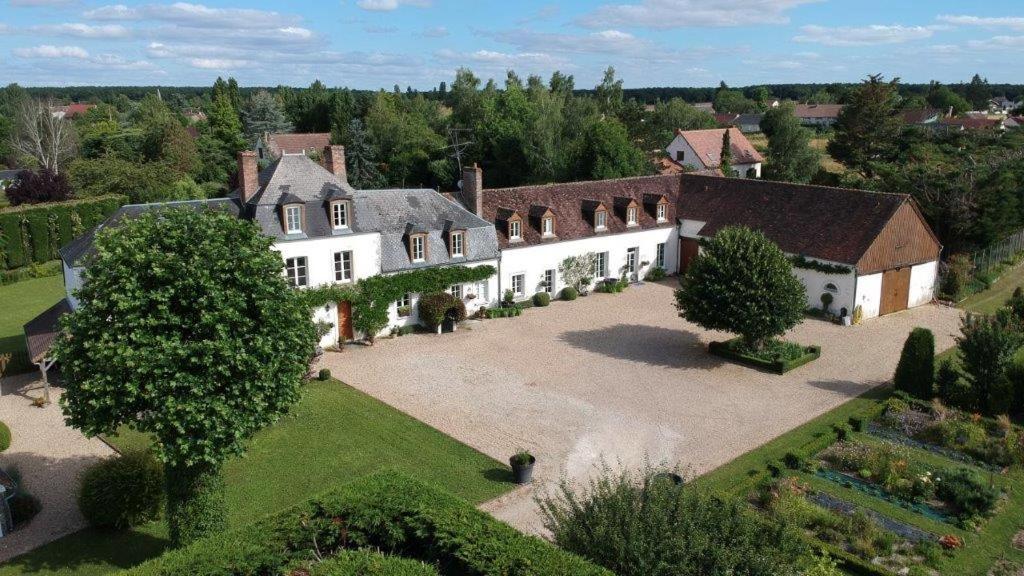 una vista aérea de una casa con un gran patio en Domaine de Bel Ebat, en Paucourt